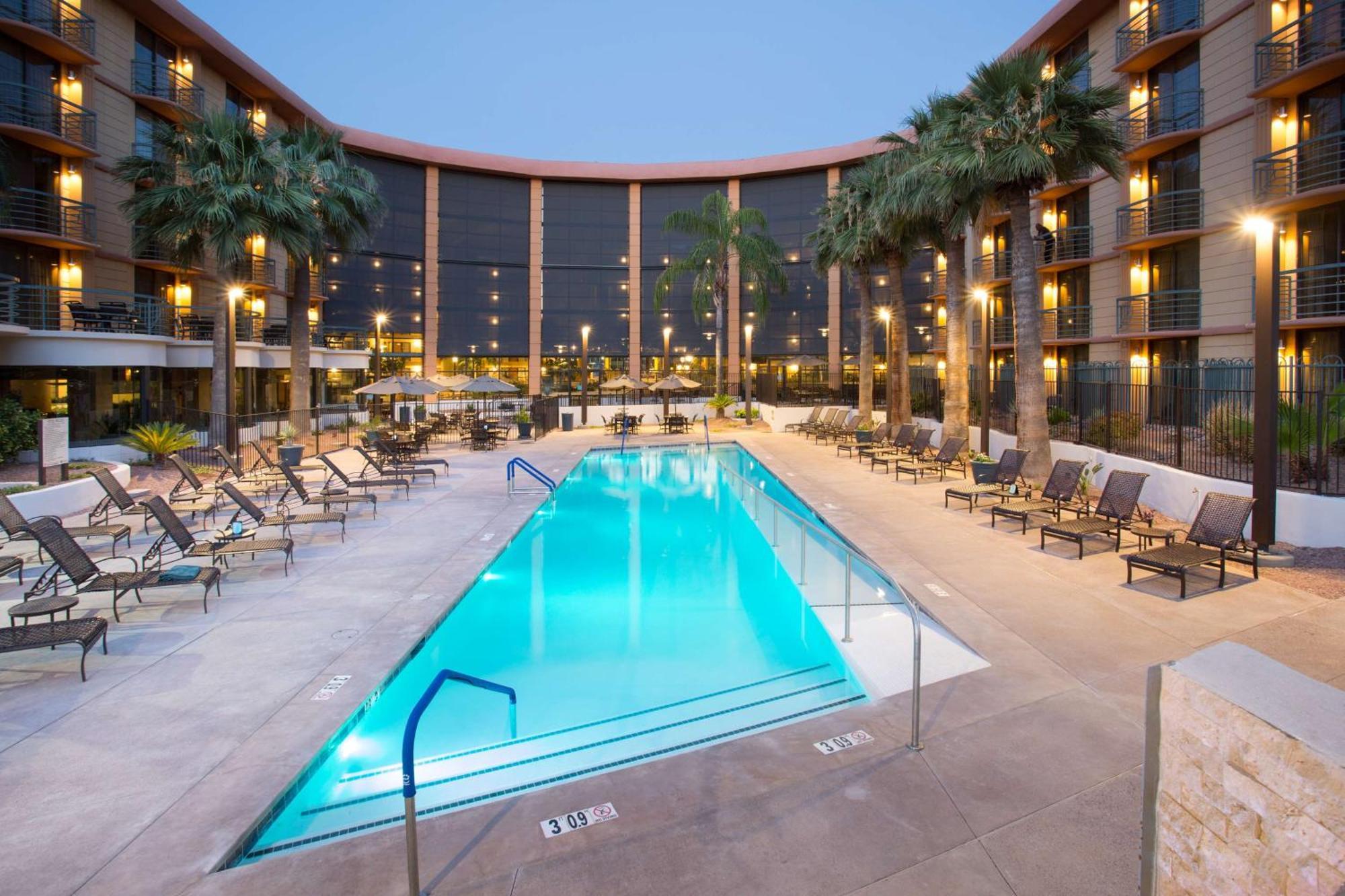 Embassy Suites By Hilton Phoenix Biltmore Exterior photo